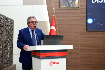 <p><span style="font-size: 18px;">Dijital Dönüşüm ve İş Gücü Paneli başarıyla gerçekleştirildi.&nbsp; </span></p><p><span style="font-size: 18px;">OSİAD Akademi, Anadolu OSB, İŞİM Kümelenmesi ve Gazi Üniversitesi iş birliğiyle OSTİM OSB ev sahipliğinde gerçekleştirilen Dijital Dönüşüm ve İş Gücü Paneli başarıyla tamamlandı.</span> </p><p><span style="font-size: 18px;">İÇASİFED ve OSİAD Başkanı Süleyman Ekinci, OSİAD Başkan Yardımcısı, OSİAD Akademi Başkanı ve İŞİM Kümelenmesi Yönetim Kurulu Başkanı Dr. Ayşe Saraçoğlu ve OSTİM OSB Başkanı Orhan Aydın’ın konuşmalarıyla başlayan panel OSTİM OSB Konferans Salonunda gerçekleştirildi. Yoğun katılımın olduğu panelde moderatörlüğü OSİAD Akademi Üyesi Makine Mühendisi Atila Çınar yaparken, ODTÜ Öğretim Üyelerinden Prof. Dr. Erkan Erdil, Prof. Dr. İbrahim Semih Akçomak ve Serdar Plastik Yönetim Kurulu Başkanı Serdar Tütek’te panelist olarak yerlerini aldılar.</span> </p><p><span style="font-size: 18px;">Sunumların ardından katılımcı sorularının da cevaplanmasıyla birlikte İÇASİFED ve OSİAD Başkanı Süleyman Ekinci, OSİAD Başkan Yardımcısı, OSİAD Akademi ve İŞİM Kümelenmesi Başkanı Dr. Ayşe Saraçoğlu, İÇASİFED ve OSİAD Başkan Yardımcısı Ö. Tayfun Angın, OSİAD Genel Sekreteri Ekrem Soylu, OSİAD Önceki Dönem Başkanlarından Nihat Güçlü, Anadolu OSB Yönetim Kurulu Üyesi ve İÇASİFED önceki Dönem Başkanlarını Ahmet Kurt, OSTİM OSB Başkanı Orhan Aydın ve OSTİM OSB Bölge Müdürü Adem Arıcı panelistlere teşekkür plaketlerini takdim ettiler.</span></p>